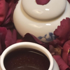 用胭脂虫和玫瑰制作传统花露胭脂