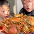 爷仨今天螃蟹盛宴，个个蟹黄饱满，再来一碗蟹黄拌面，太爽了