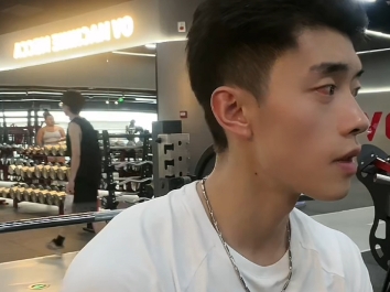 可乐鸡 斯文男神健身房锻炼 4.15