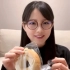 miho吃面包