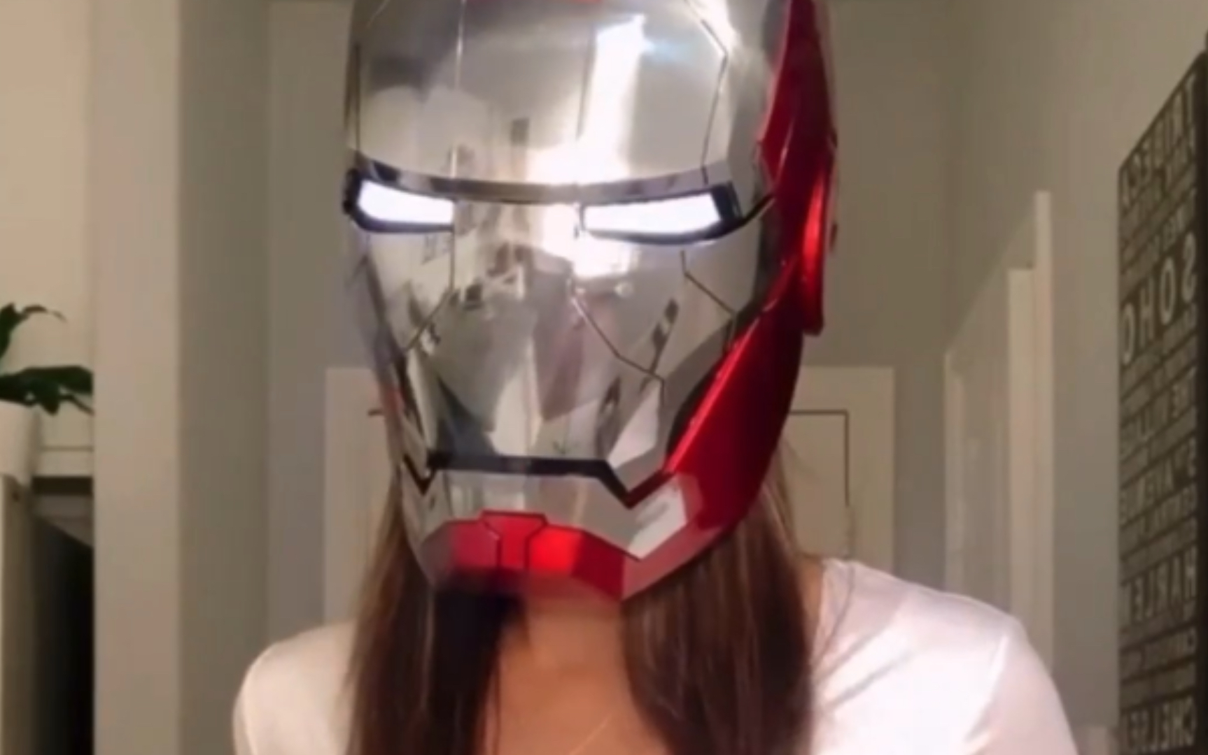 网友分享自己买到的钢铁侠1：1头盔，太帅了！