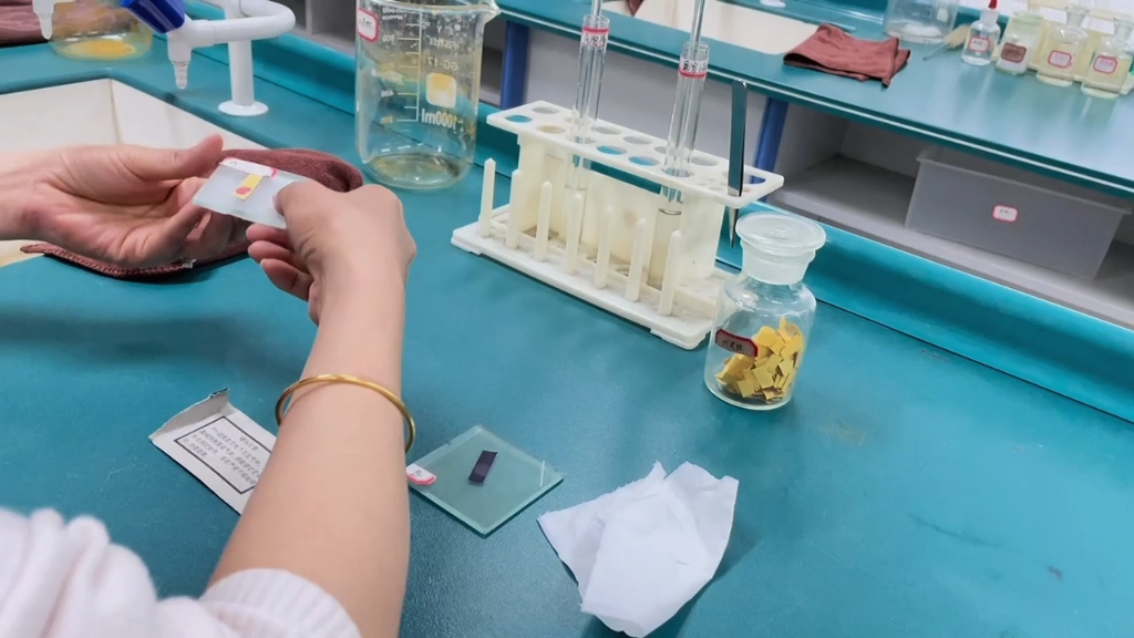 成都中考实验操作考试（3）用pH试纸测定未知溶液的酸碱度