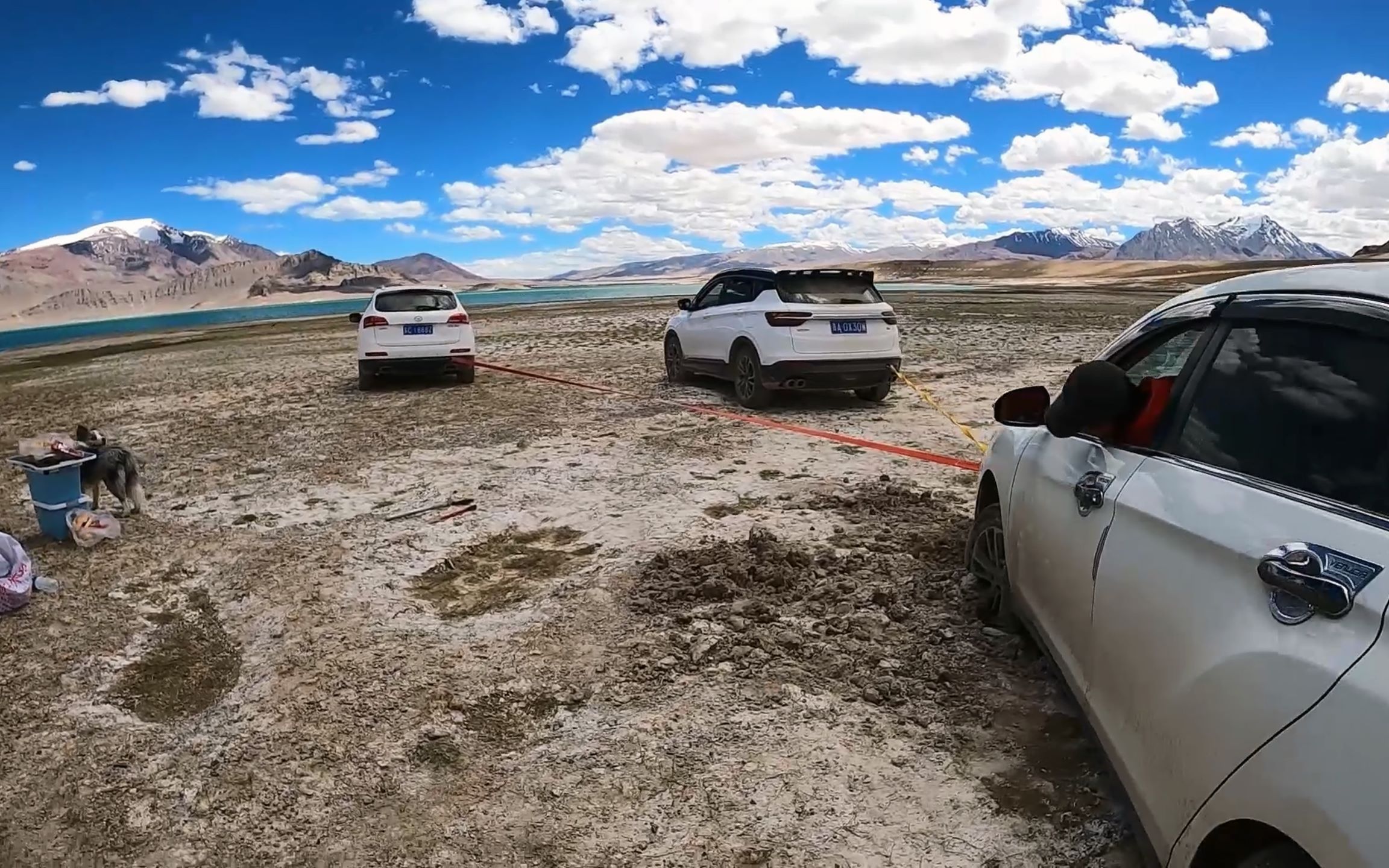 不知道好不好？这样讨论：三小伙自驾西藏全部陷车在湖边，贵阳网友开吉利SUV前来救援[一阶段]的第1张示图