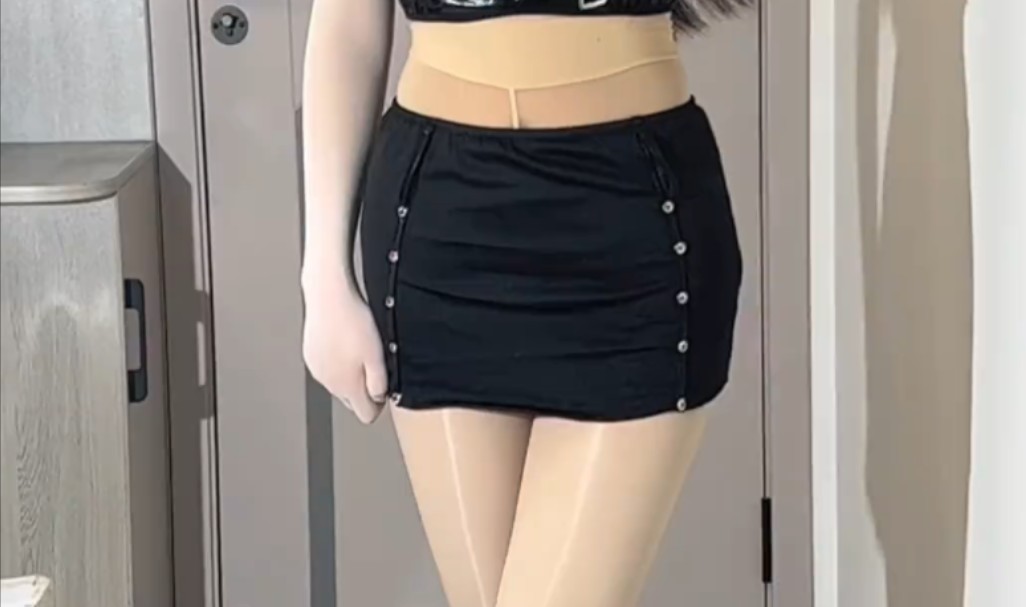 Shiny shredded meat with white gloves is beautiful