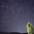 在农村的夜晚用手机拍摄星轨，还拍到了流星