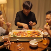 花了1800元买了台聚嗨炉，做了顿大餐，把哥仨吃美了
