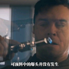 男人突然惊恐的发现，装满子弹的枪竟然无法伤害到自己