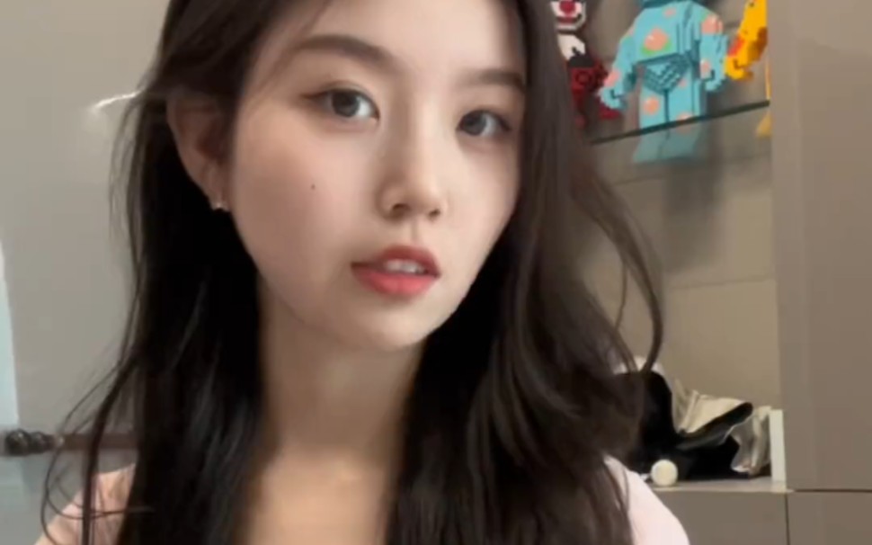 A childish woman fights with wildflowers, and a mature woman is enchanted by the four directions.