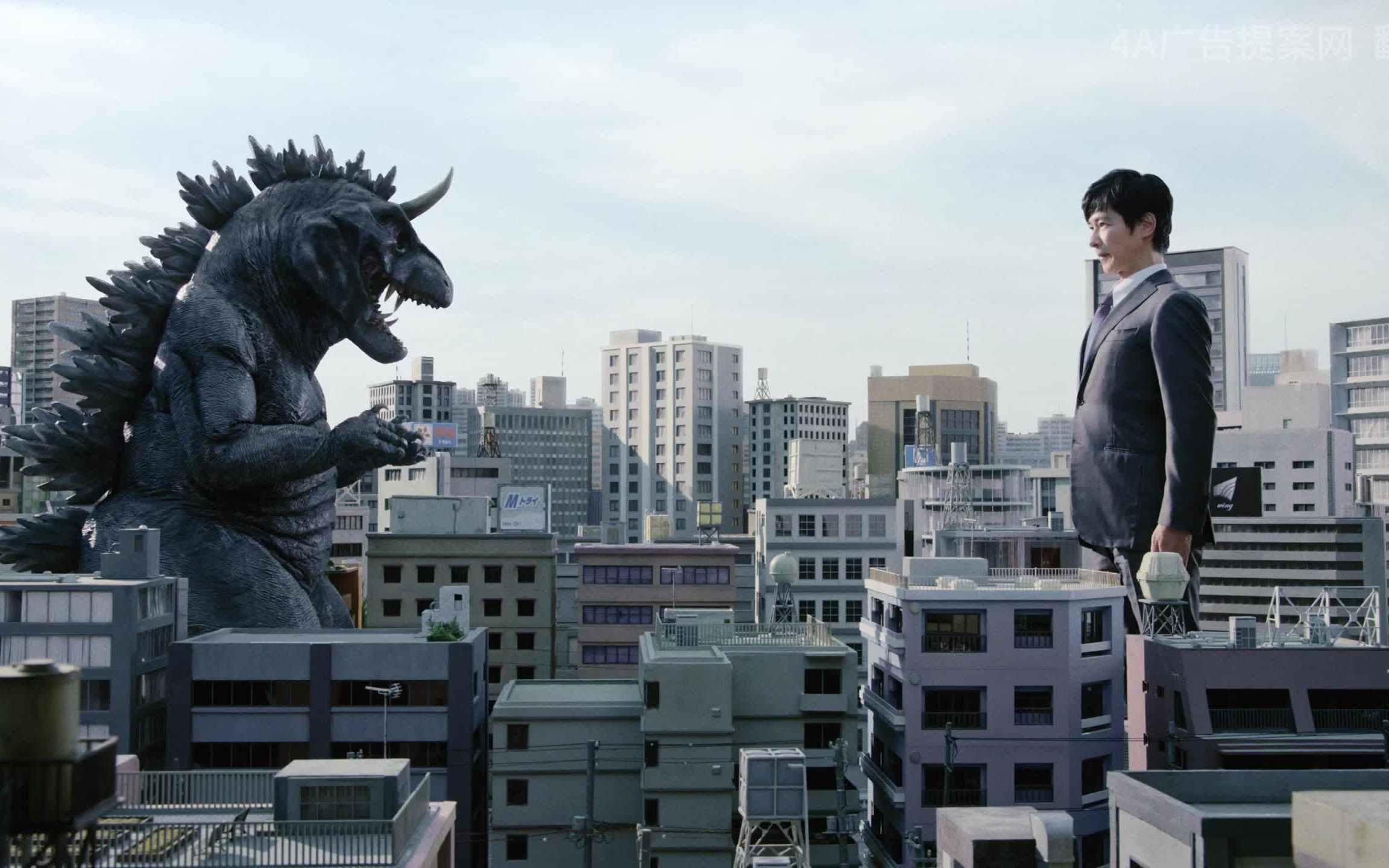 堺雅人 最新沙雕广告，变身巨人打怪兽