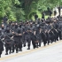 全副武装！黑人抗议者列队游行 呼吁拆除“南部同盟纪念雕像”