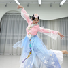 新编朝鲜舞《阿里郎》｜优雅恰似白鹤。古格里风格动律优美，以气息的运用带动膝部的屈伸与步伐，并贯穿于全身，“以内之动，带动外之动，动中有线，静时线不断
