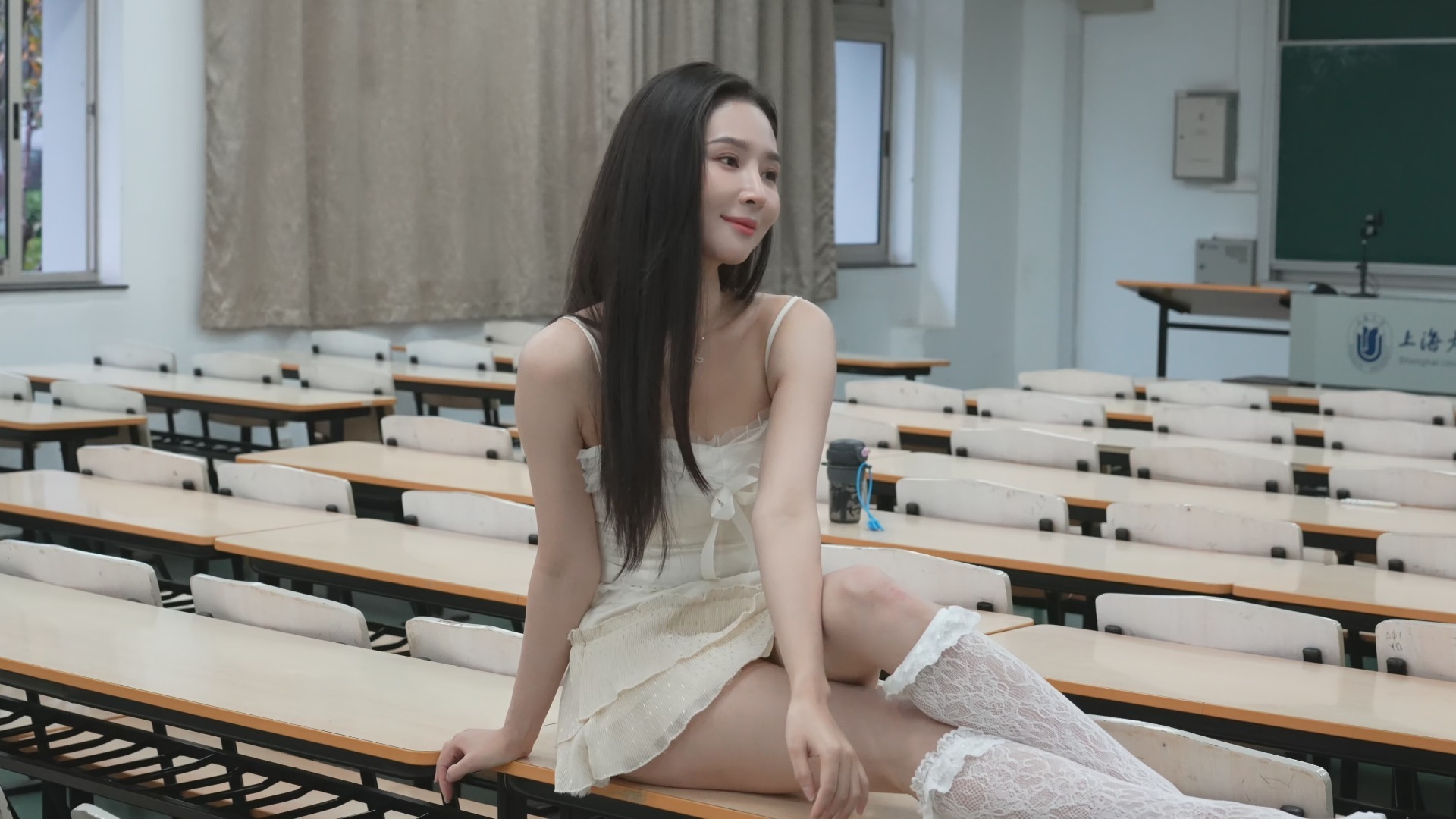 足愉心摄影 第17期：模特南南（搭配：针织长衣、白色吊带、运动鞋、）