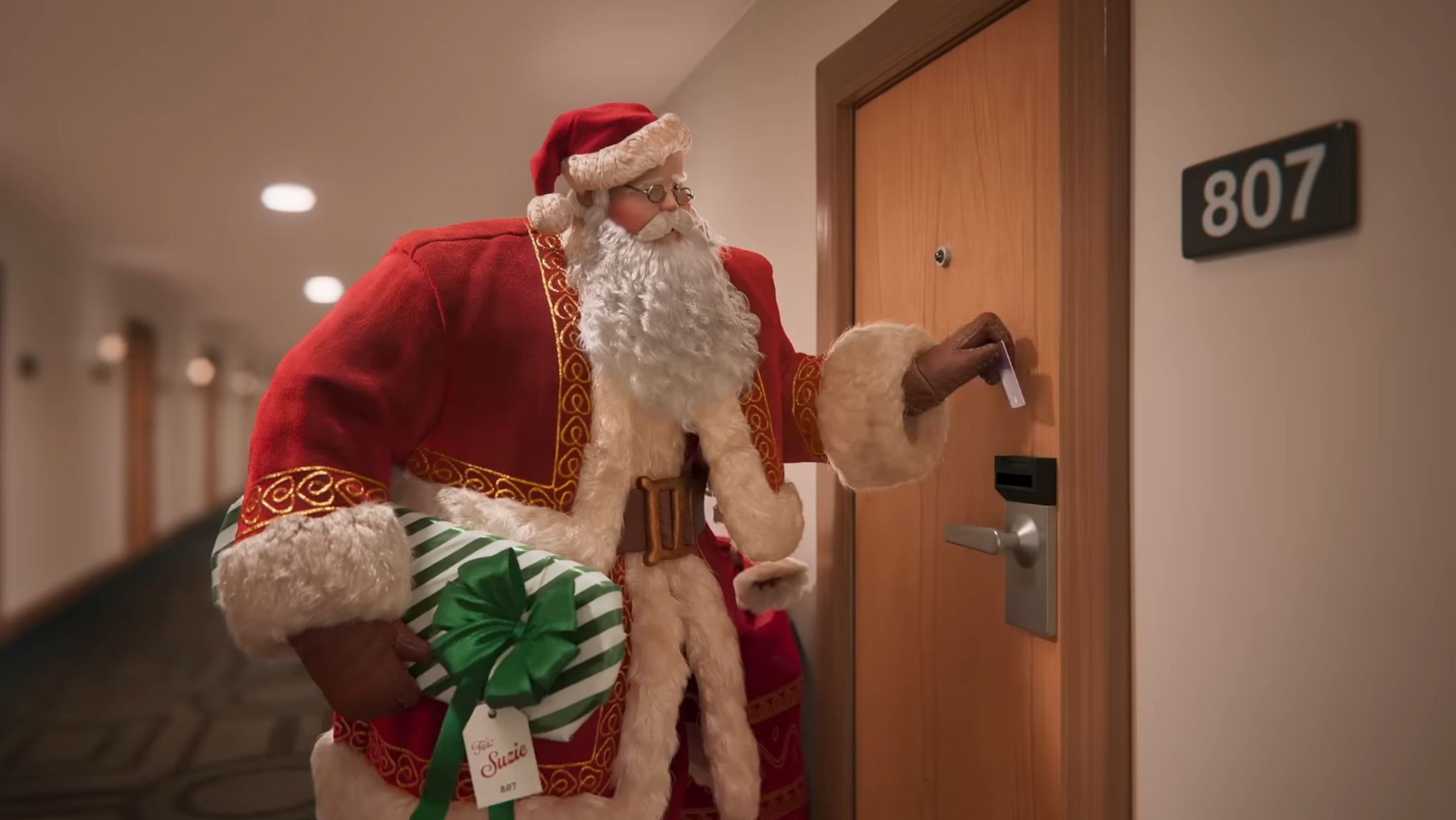 Airbnb爱彼迎圣诞创意宣传片《给圣诞老人一个不会崩溃的房子》