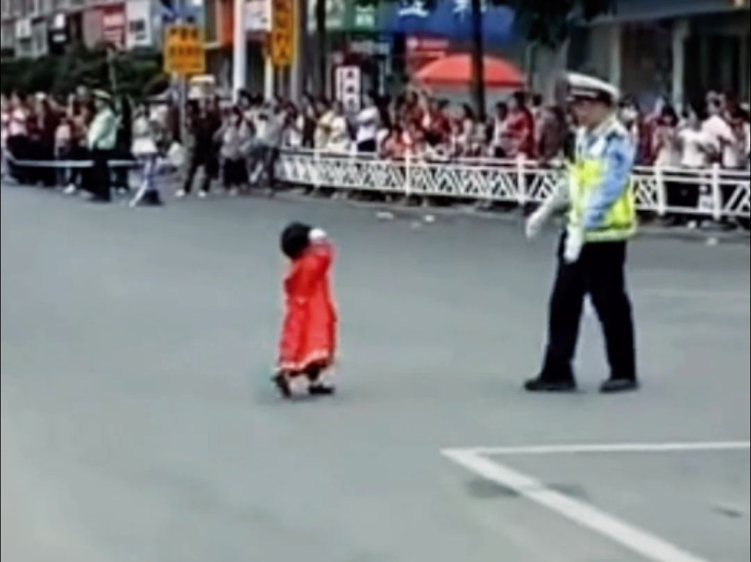 “一个可敬，一个可爱”，广西三月三活动现场，小女孩奔向交警敬礼获回礼