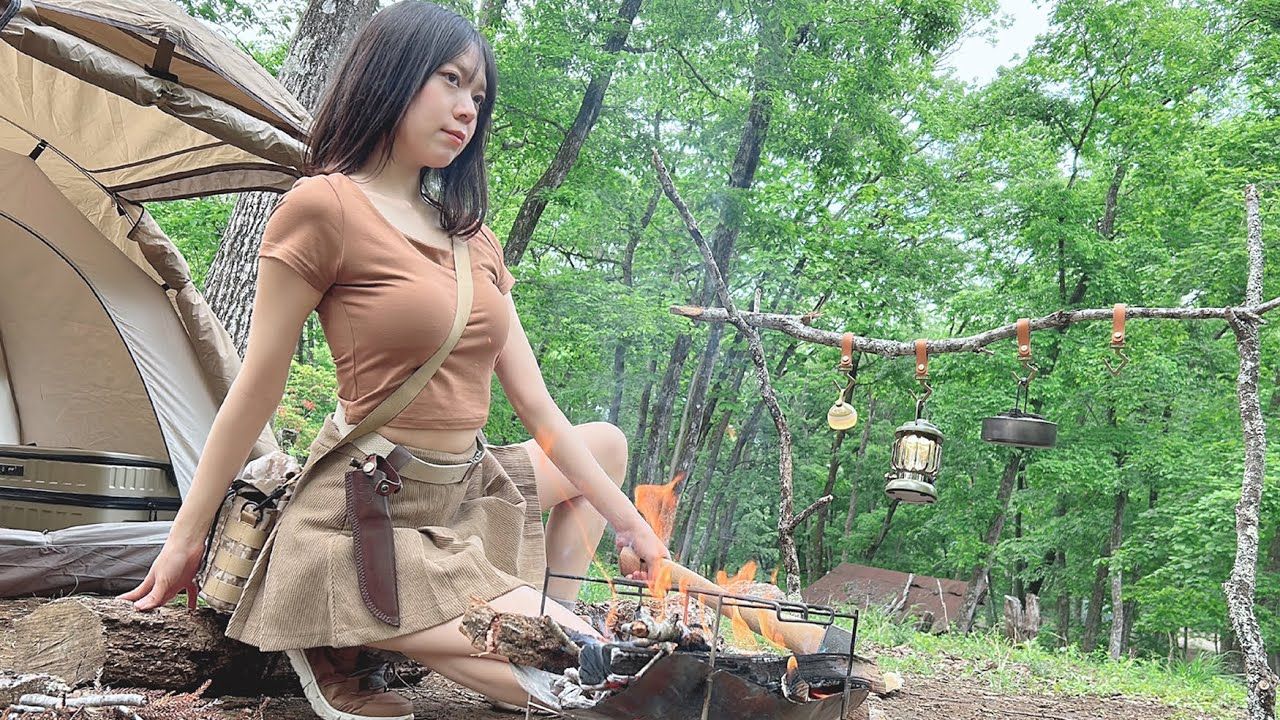 日本露营女孩拿着斧头横冲直撞