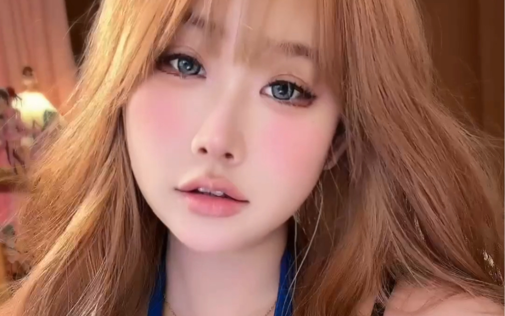 Blonde with big waves