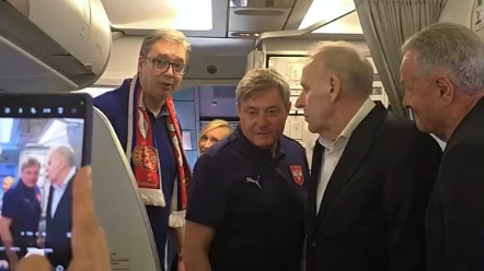 塞尔维亚总统武契奇亲自到飞机送别塞尔维亚国家队，并说： 祝你们好运, 伙计们，打败他们所有人！#塞尔维亚 #塞尔维亚旅游