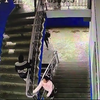 学生在楼梯口玩耍不慎翻出护栏 头朝下摔在台阶上