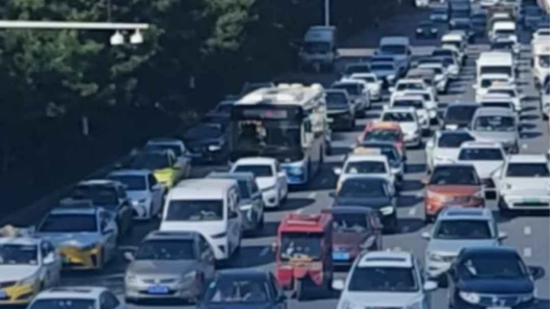 勿忘九一八！全国多地拉响防空警报 路上行人驻足、机动车停驶鸣笛