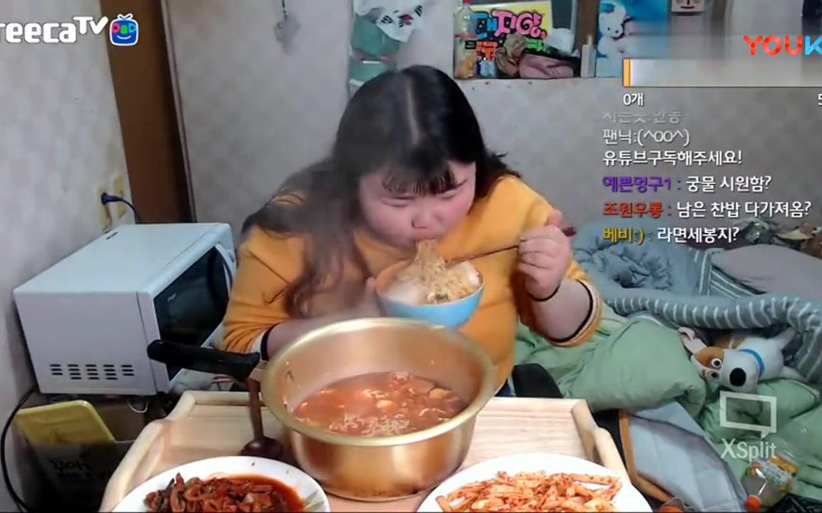韩国女胖子吃货, 吃拉面, 泡菜, 米饭, 吃相太邋遢了