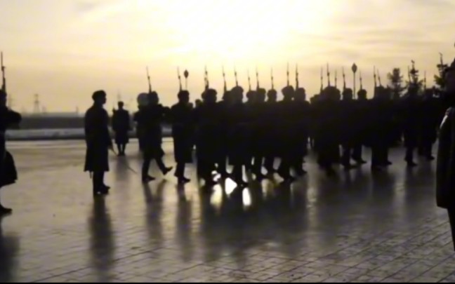 2013年12月27日卡拉什尼科夫葬礼仪式时演奏的《士兵叙事曲》