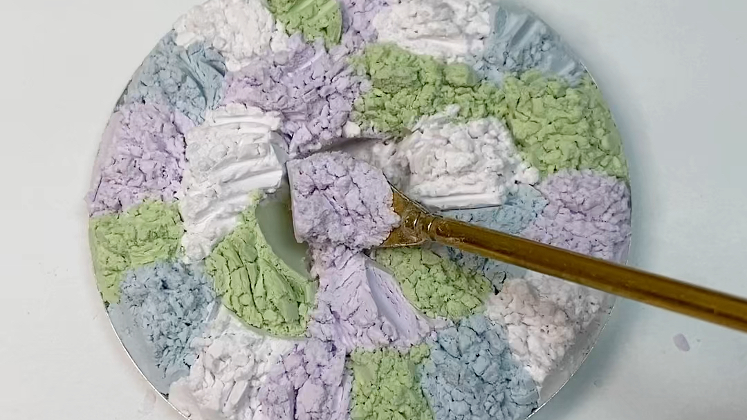 纪梵希散粉做一个纪大饼。这样用起来太方便了
