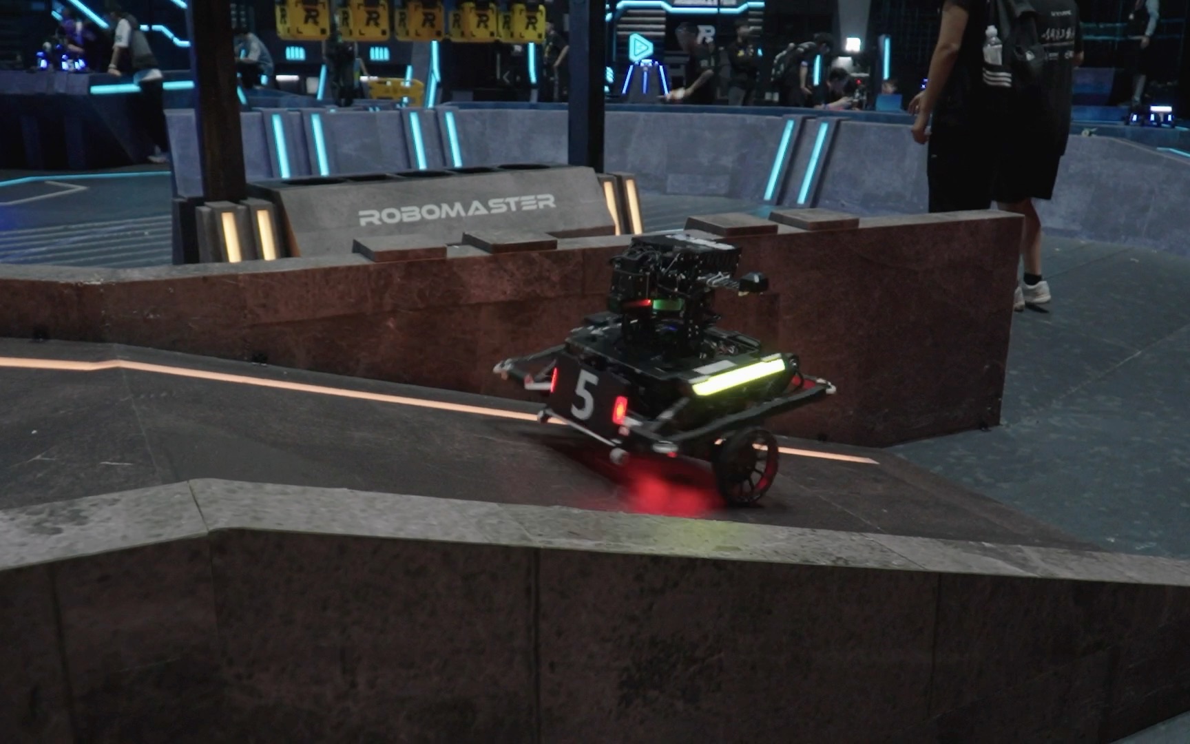 哈尔滨工程大学平衡轮腿机器人：“你们怎么知道我拿了‘挑战杯’特等奖？