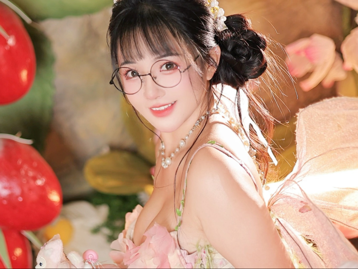 A young girl is not afraid of age, she'll always be eighteen to catch up with the sunset.