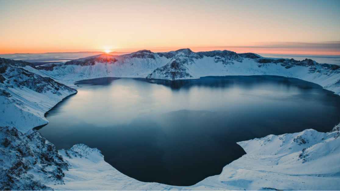 静美长白山天池日出，白雪皑皑，寒风习习。