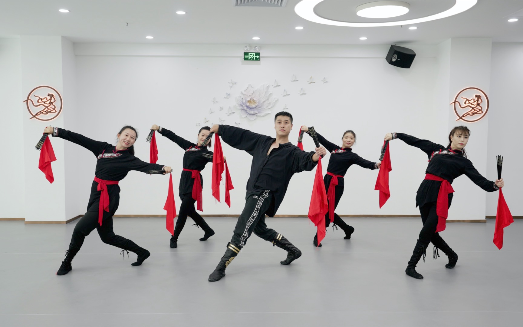 广场舞《我是一条小河》优美大气的蒙古舞，紫竹院魅力朵朵舞蹈队_凤凰网视频_凤凰网