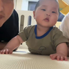 爸爸妈妈一起亲宝宝时的反应，这咋跟网上看到的不一样呢