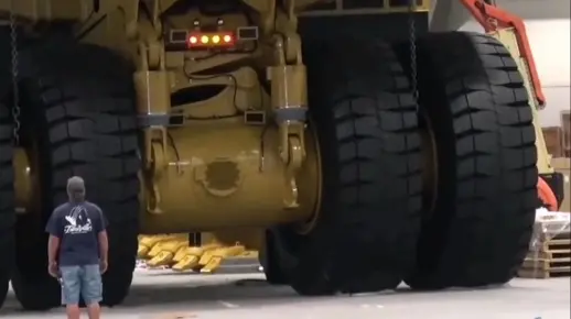 世界上最大汽车，单个轮胎价值一辆宝马，轻松碾压小汽车