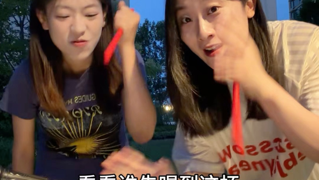 闭眼喝奶茶挑战 奶茶买来就要这样喝！！