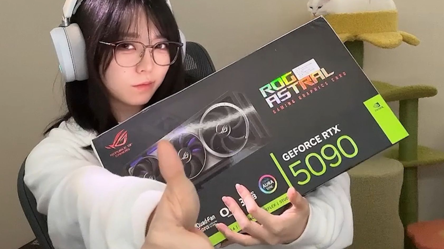 换了台 可以在机箱里看自己表情包的电脑！