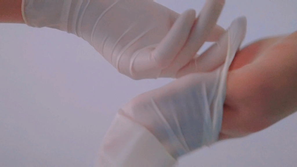 戴一次性乳胶手套