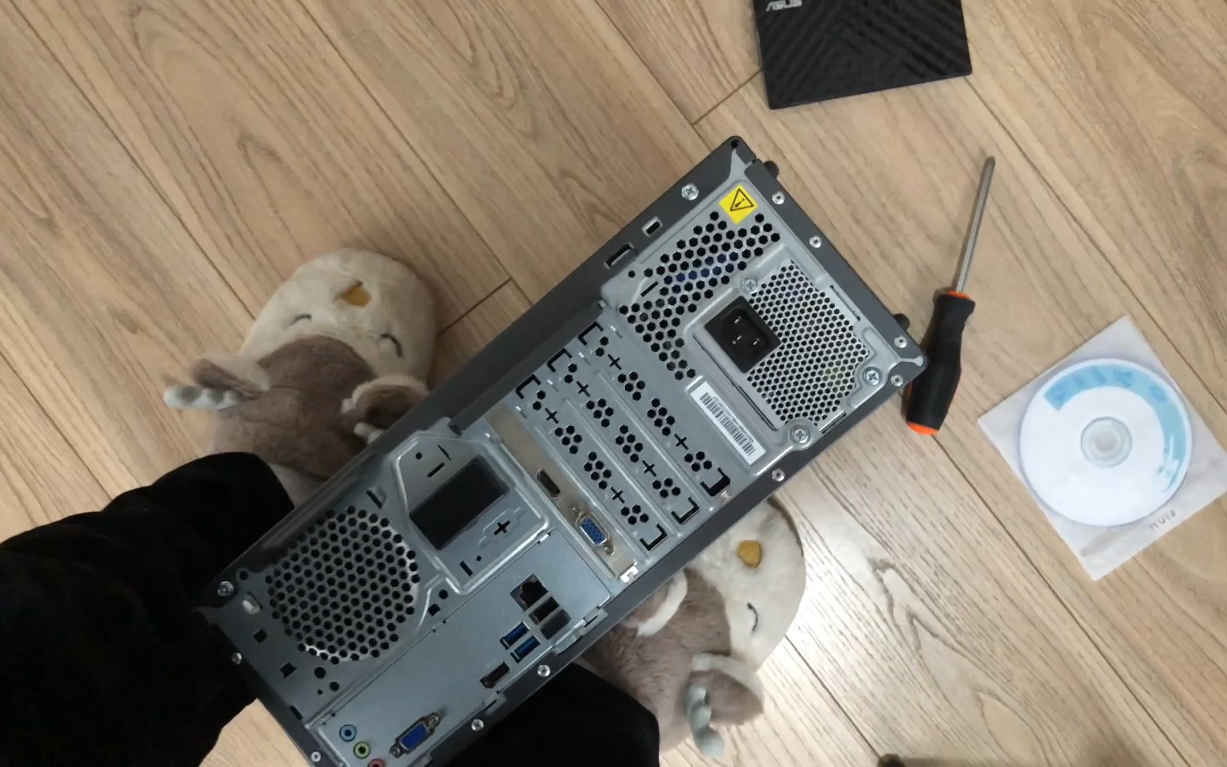 在联想主机天逸510s上加装硬盘和电源线