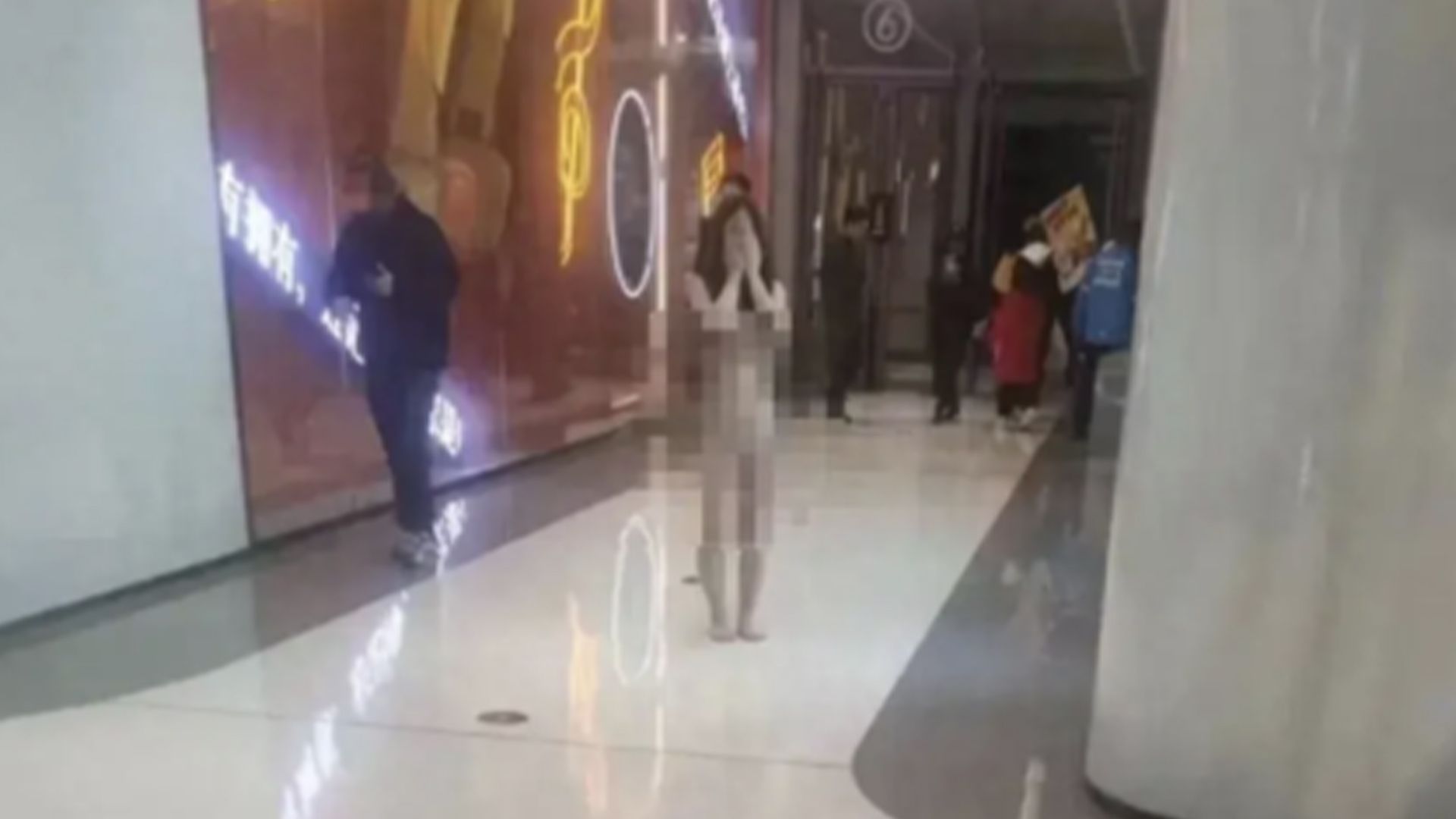 武汉一商场有女子双手捂脸肆意裸奔，商场回应：警察已到场处置