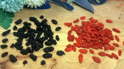 桑葚配枸杞，不要只会泡水，多加一样实用又省钱，长见识了