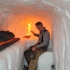 3米雪下的防空洞避难所 - 暴风雪期间在生存避难所中的单人露营