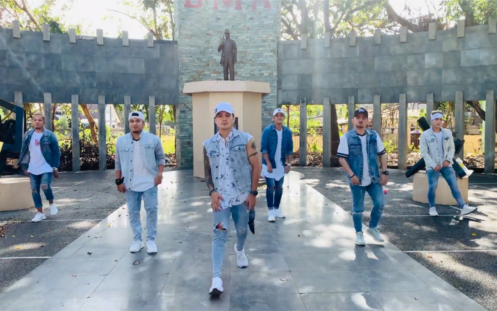 LOVE NOT WAR ， Mark Kramer Pastrana