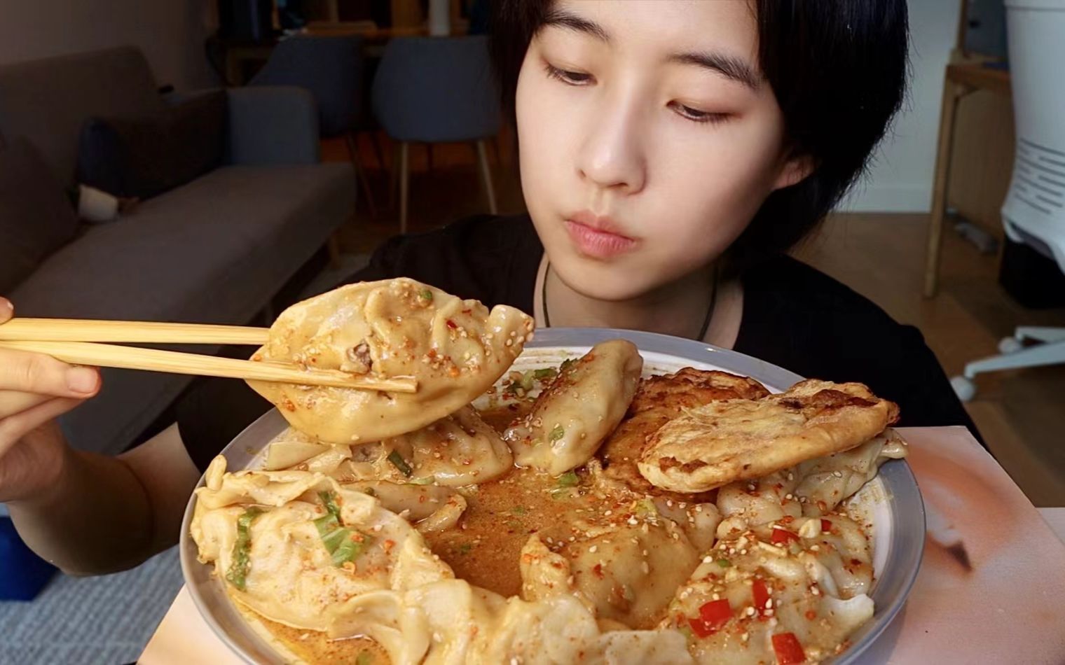 新年大口吃黏糊麻酱饺子 就是爽