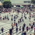 人群穿过街道的交叉路口-日本