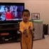 4岁小男孩模仿李小龙爆红 玩双节棍有模有样