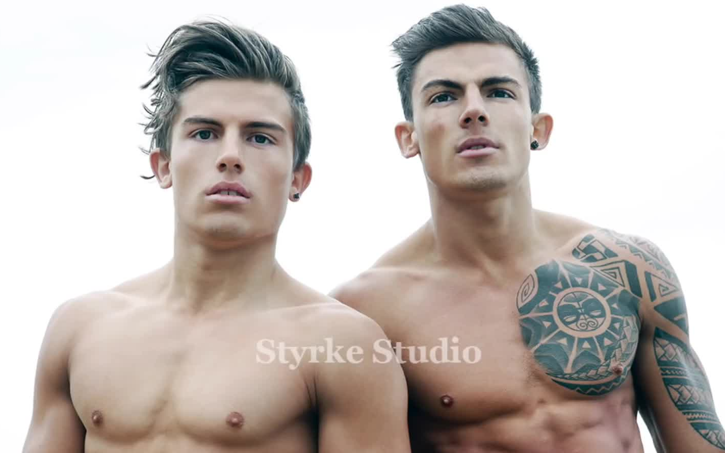 澳洲18岁精实肌肉兄弟日常海滩训练 纹身哥哥和长发弟弟