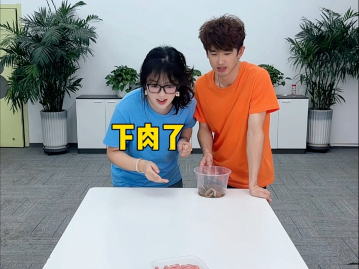 吃火锅挑战，扔进什么吃什么