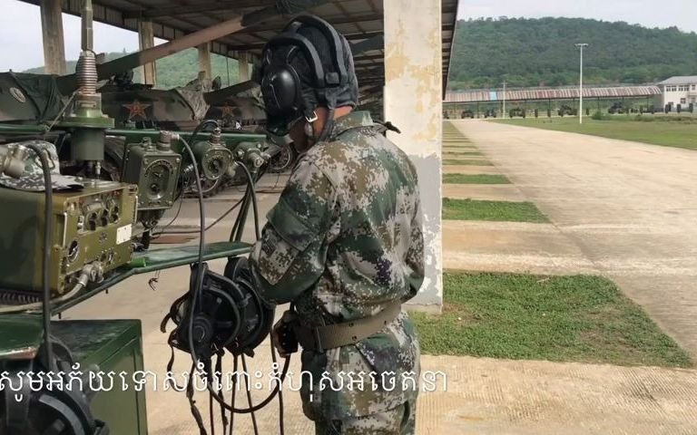 柬埔寨老哥学习操作59坦克通讯电台
