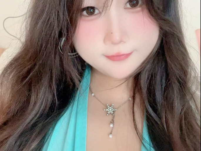 19岁刚喂完孩子，背着老公拍的