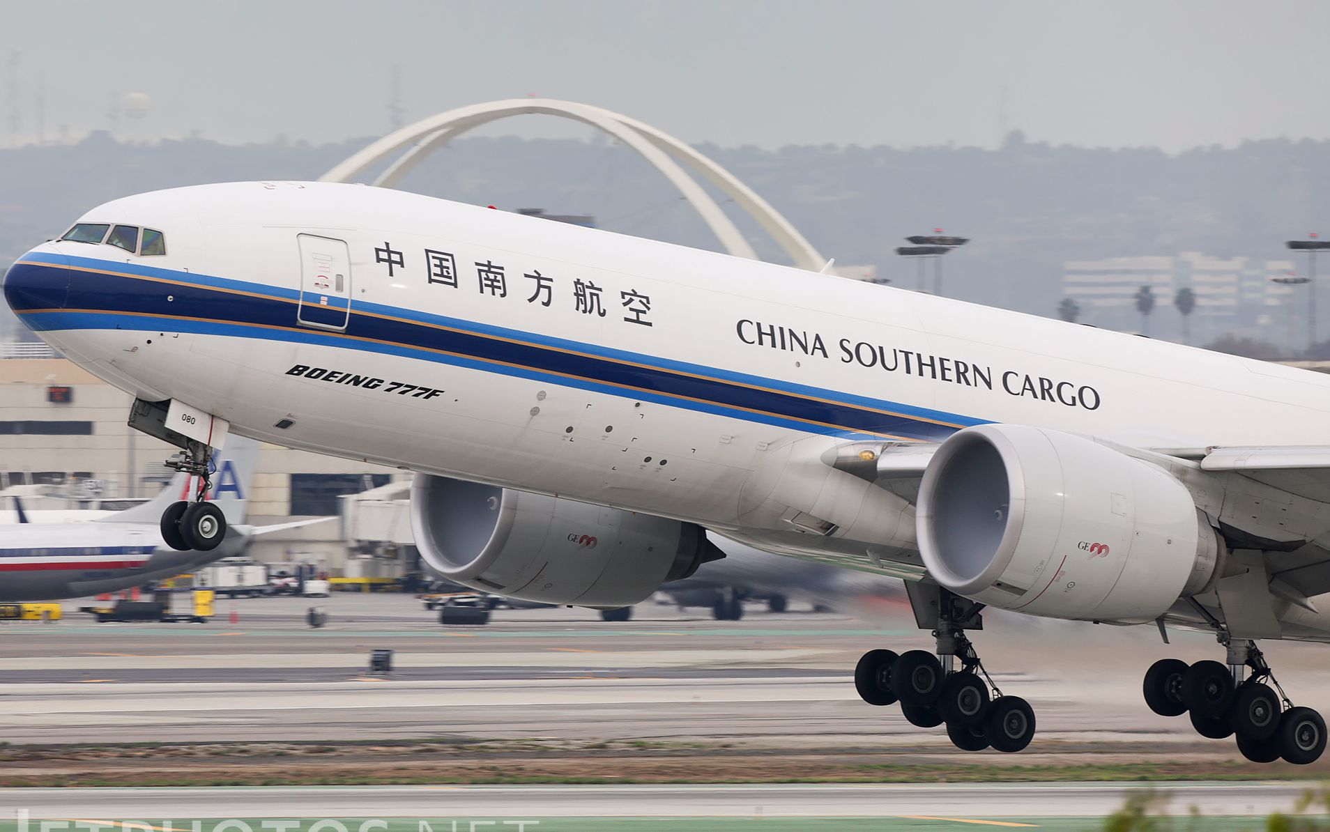 中国南方航空波音777f货机史基埔机场平稳降落