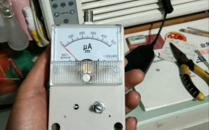 DlY手搓的无线电台场强仪的外壳弄好了，内部加了一个电感线圈和一个可调电位器以及一个发光二极管。效果比之前的更加直观了啦！(下)
