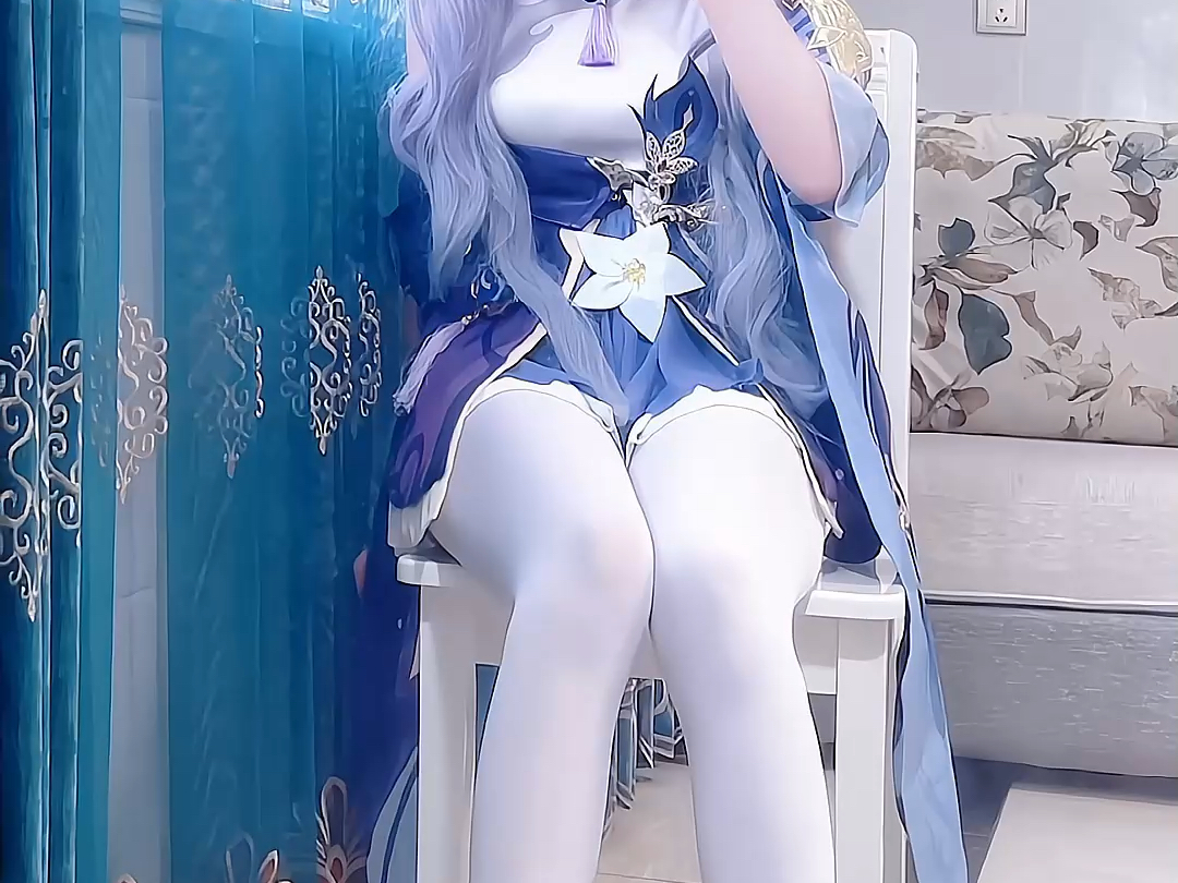 As soon as the prelude is played, the ex-wife Shiraito makes her appearance